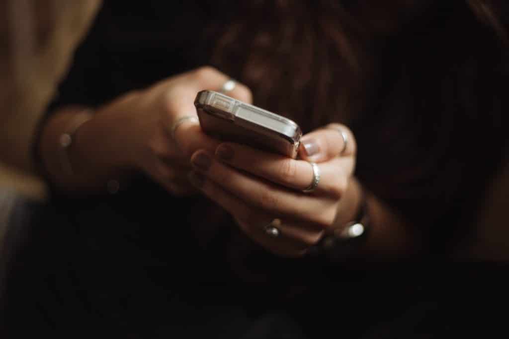 heande die ein smartphone halten