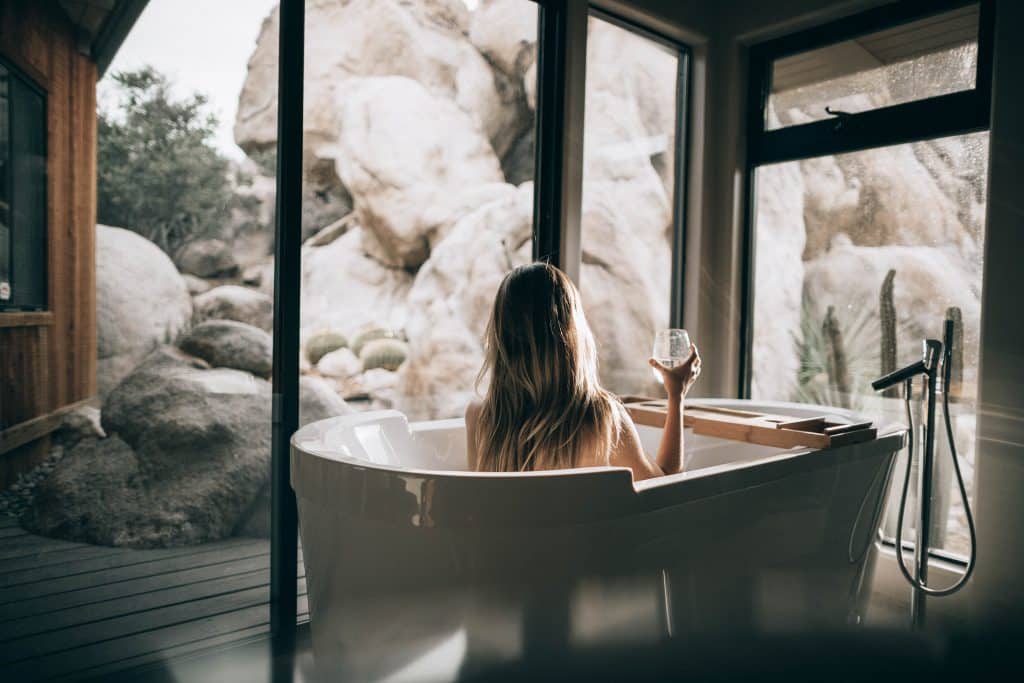 frau in einer badewanne