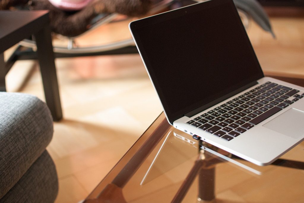 laptop auf dem tisch