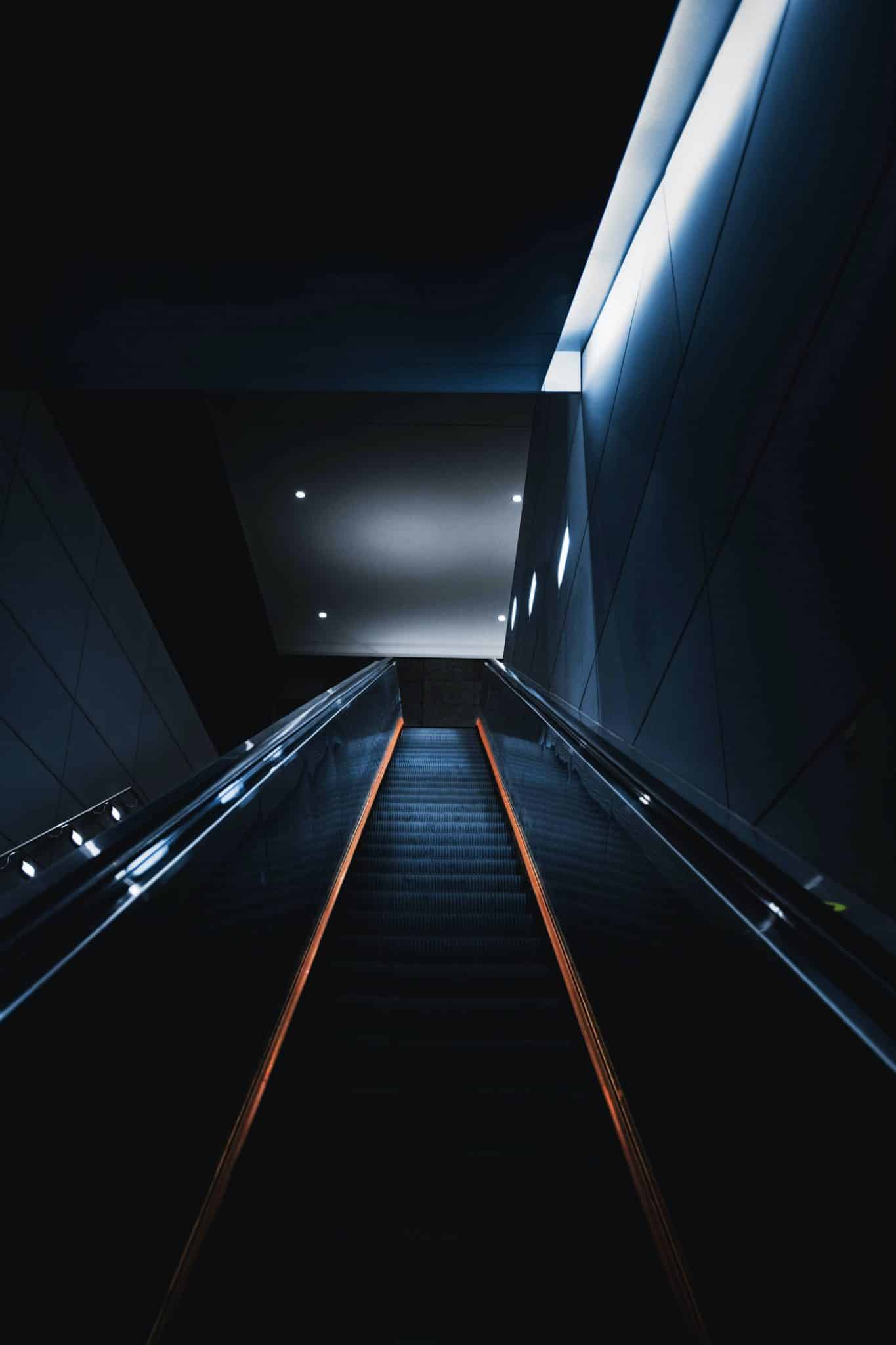 dynamisch ausgeleuchtet Rolltreppe die nach oben fährt