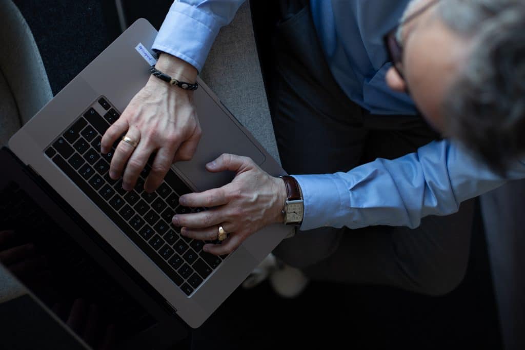 Ein Hotelier in Businesskleidung arbeitet konzentriert an einem Laptop – Symbol für den digitalen Wandel und die Relevanz von KI im Hotelmarketing.