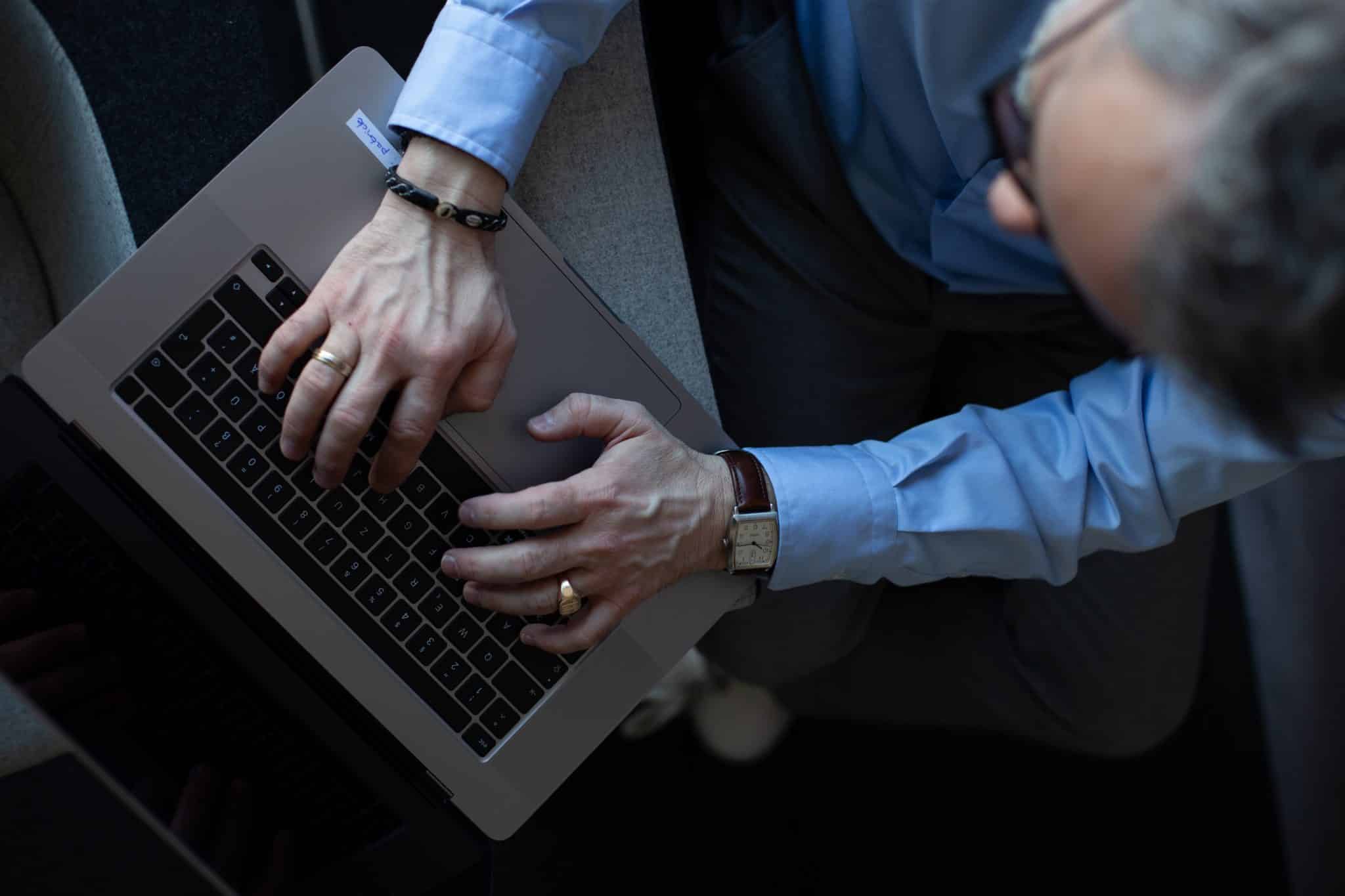 Ein Hotelier in Businesskleidung arbeitet konzentriert an einem Laptop – Symbol für den digitalen Wandel und die Relevanz von KI im Hotelmarketing.