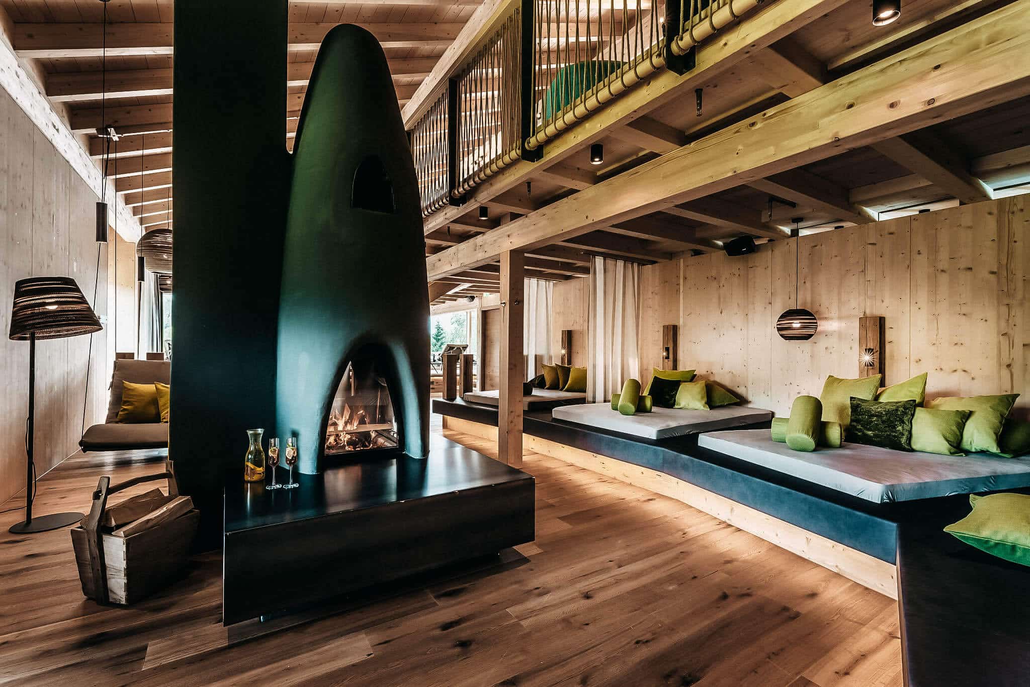 Stilvoll gestalteter Hotelbereich mit Holz, warmem Licht und Kamin als Beispiel für ein konsistentes Hotelkonzept mit klarem roten Faden